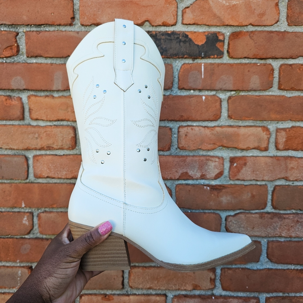 Universal Thread Cream Western Boots – Size 9 (Fits 8.5)